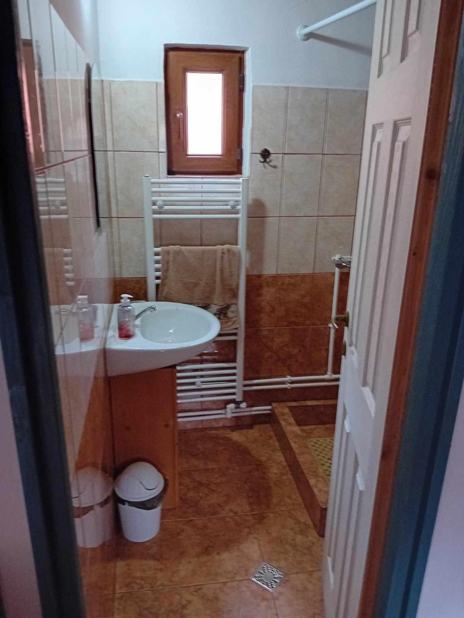 Biro Vendeghaz Hotel Sarateni Ngoại thất bức ảnh